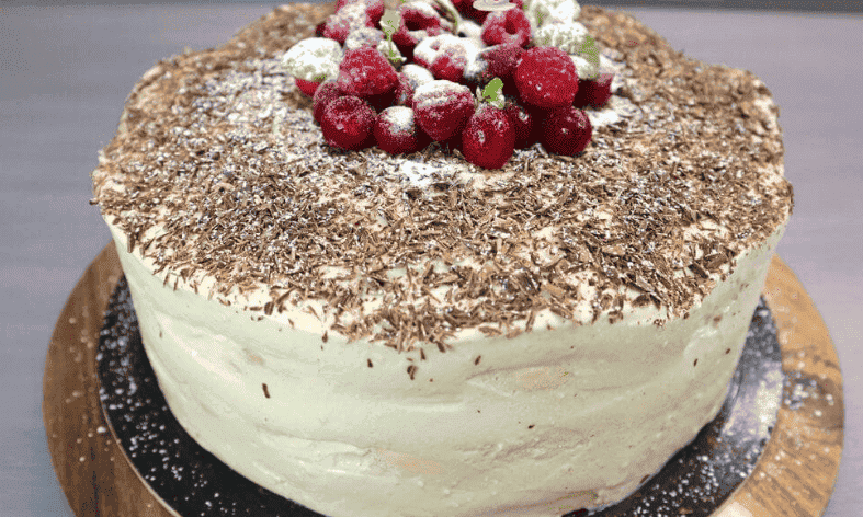 Ніжний торт із заварними тістечками "Пломбірна хмаринка": дуже смачний, повітряний і красивий десерт, який вразив мене з першого шматочка