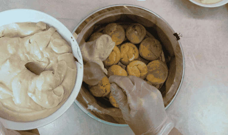 Ніжний торт із заварними тістечками "Пломбірна хмаринка": дуже смачний, повітряний і красивий десерт, який вразив мене з першого шматочка