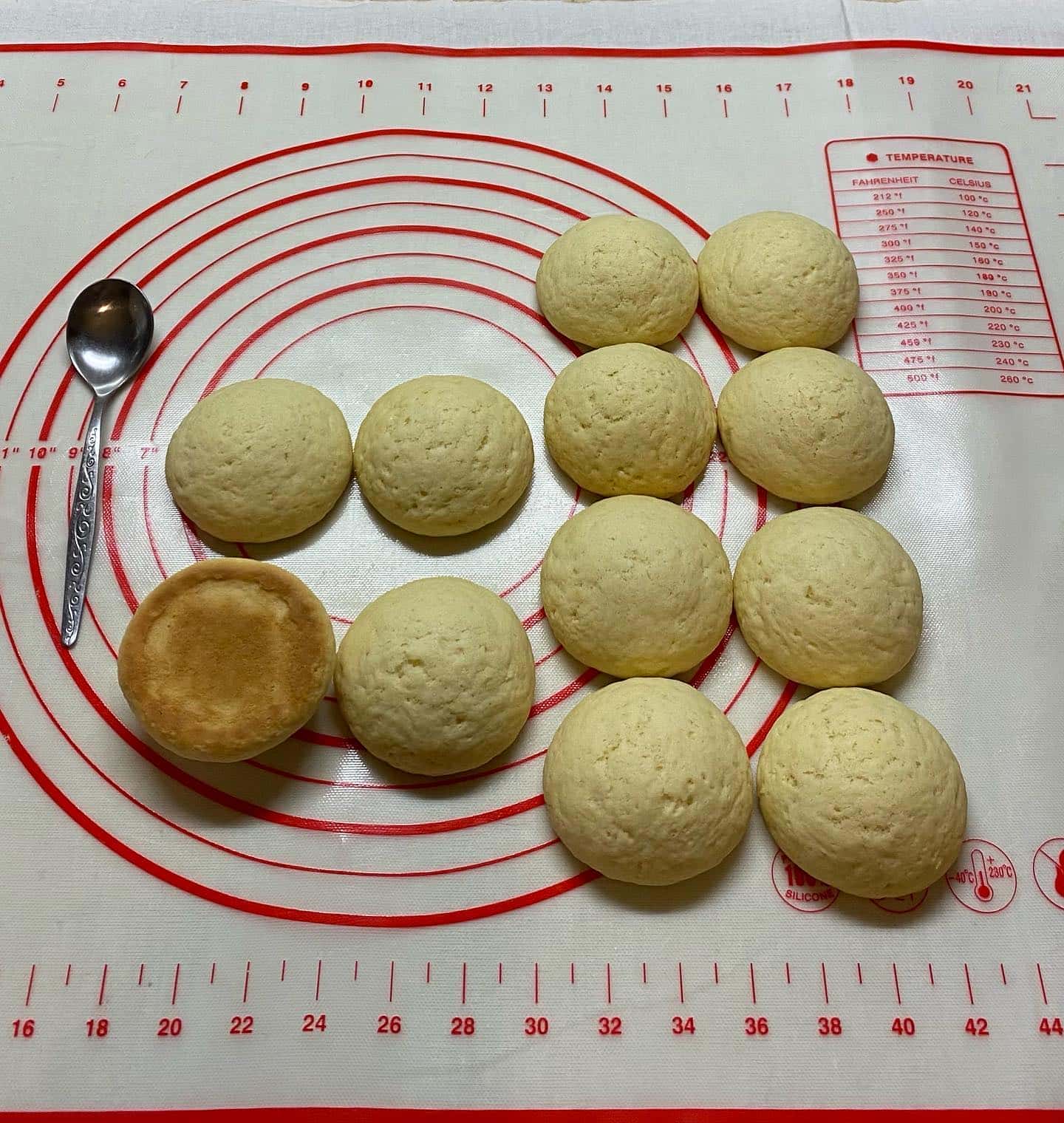 Тістечко «Персик» з нашого дитинства, з рум'яними бочками, начинкою з вареного згущеного молока і горішків - це дуже смачно і красиво