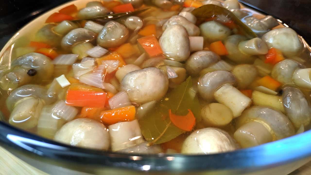 Мариновані гриби печериці в домашніх умовах: нереально смачна закуска на святковий стіл, гості проситимуть рецепт - дуже просто і швидко