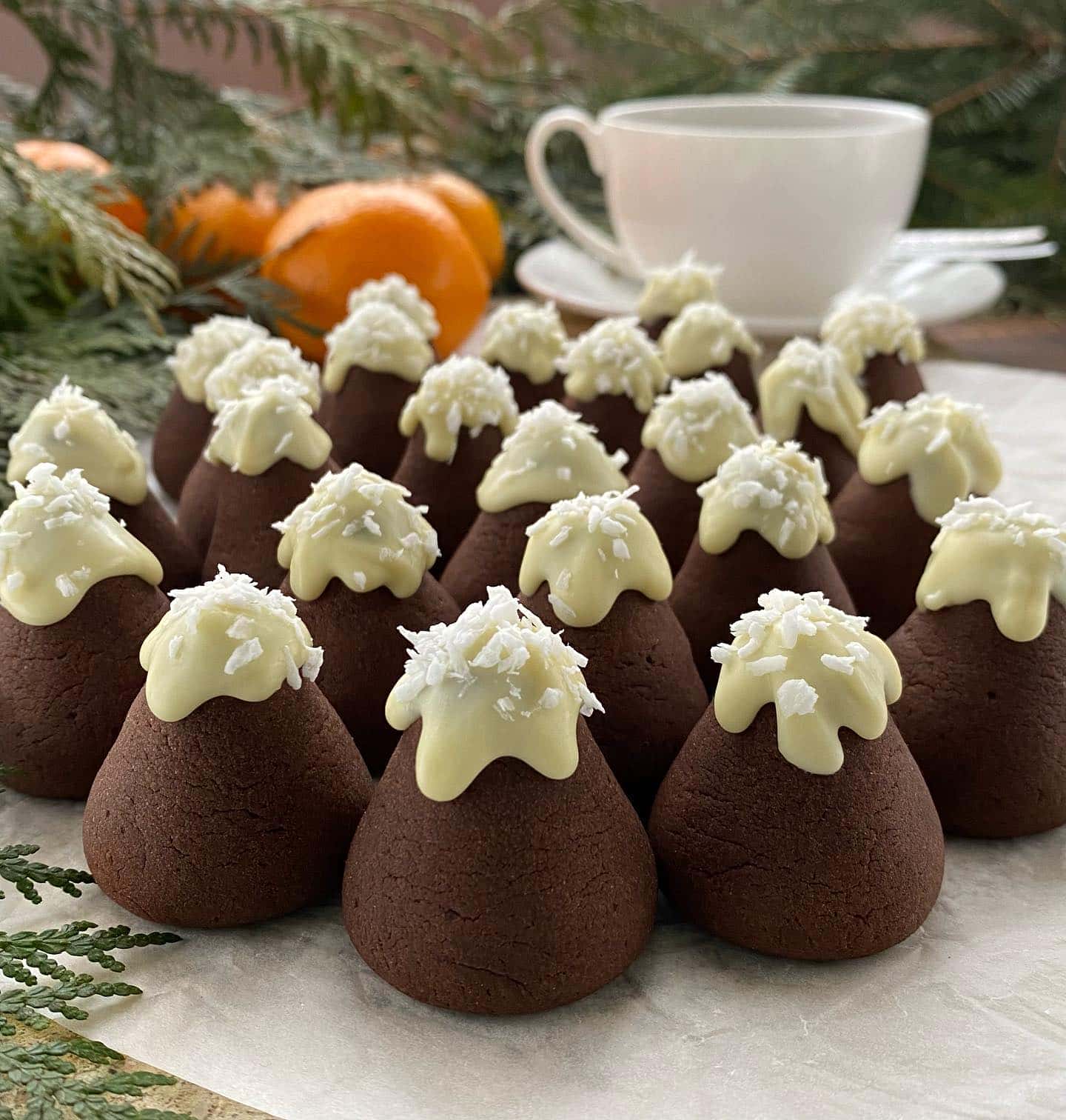 Чудове новорічне печиво «Засніжені гори» - ідеальний варіант десерту для любителів шоколадної випічки