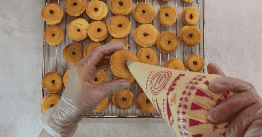 Ніжний торт із заварними тістечками "Пломбірна хмаринка": дуже смачний, повітряний і красивий десерт, який вразив мене з першого шматочка