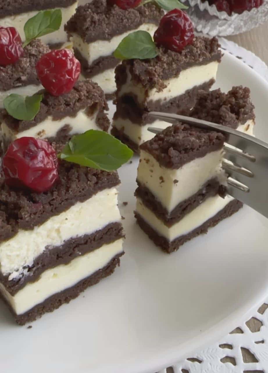 Дуже смачний і в міру солодкий шоколадний сирник: супер простий рецепт (без замісу тіста), з яким впорається кожен
