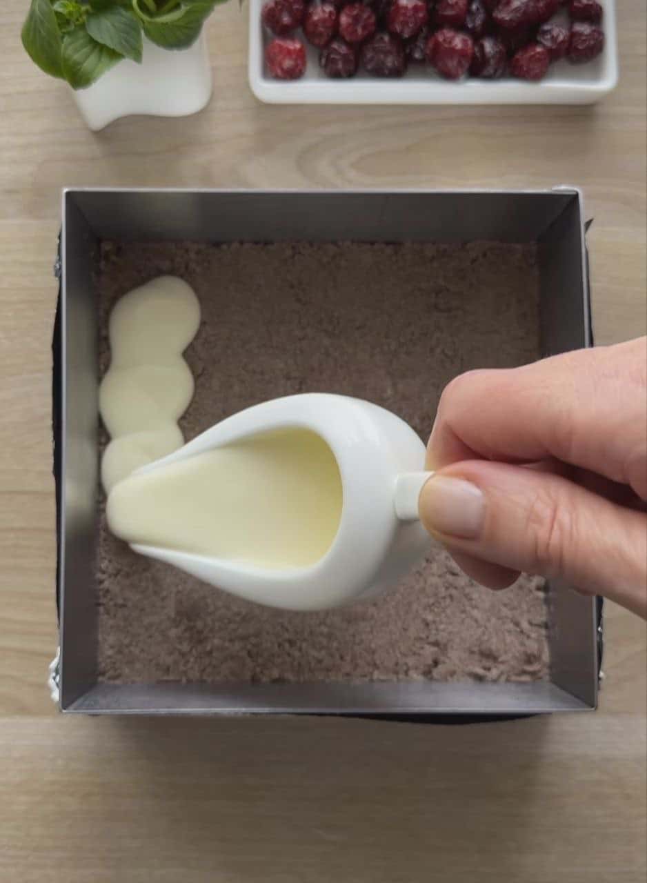 Дуже смачний і в міру солодкий шоколадний сирник: супер простий рецепт (без замісу тіста), з яким впорається кожен