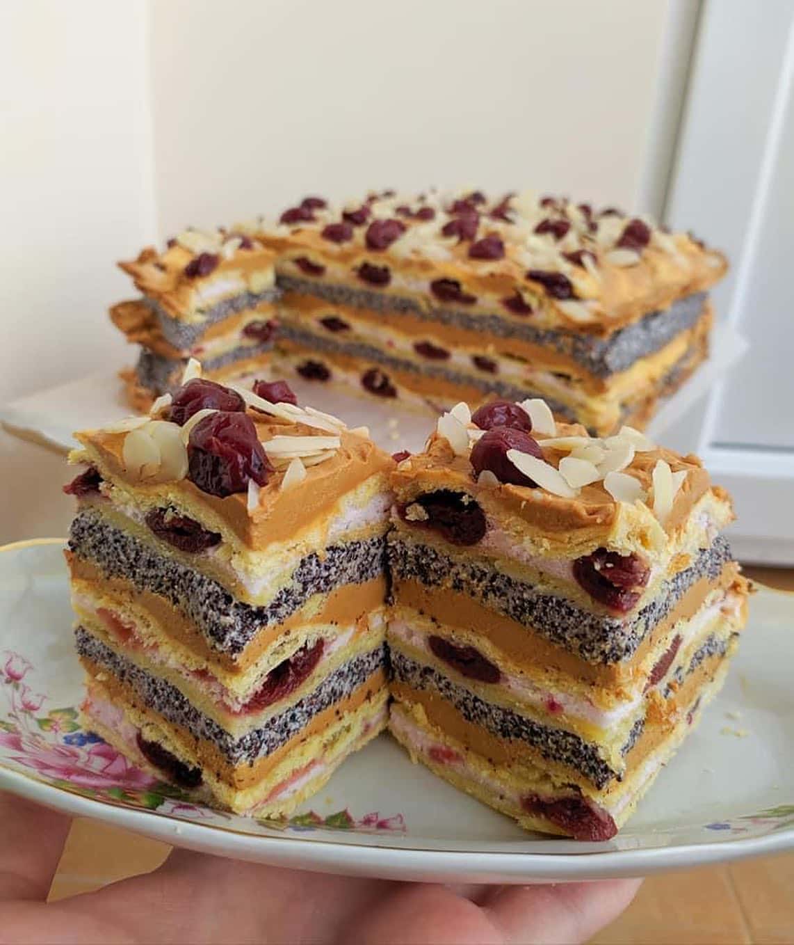 Торт "Зимова вишня" з маково-заварним кремом, кисленькими вишнями на слойонім тісті - це неймовірна смакота від української господині