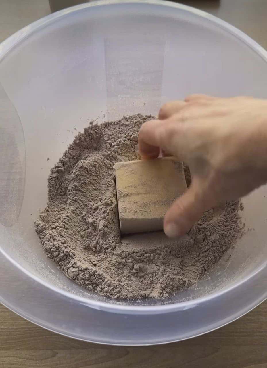 Дуже смачний і в міру солодкий шоколадний сирник: супер простий рецепт (без замісу тіста), з яким впорається кожен