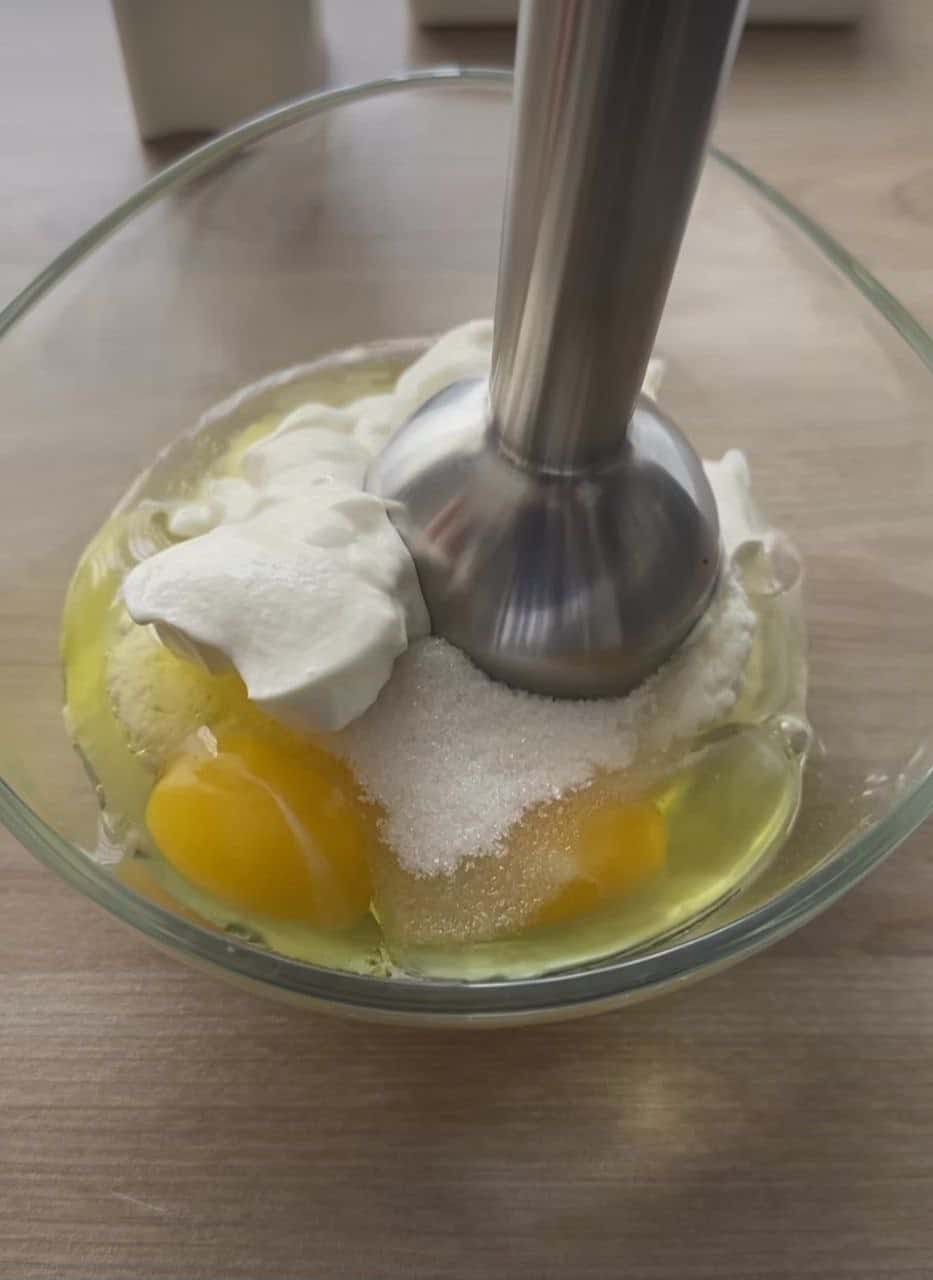 Дуже смачний і в міру солодкий шоколадний сирник: супер простий рецепт (без замісу тіста), з яким впорається кожен