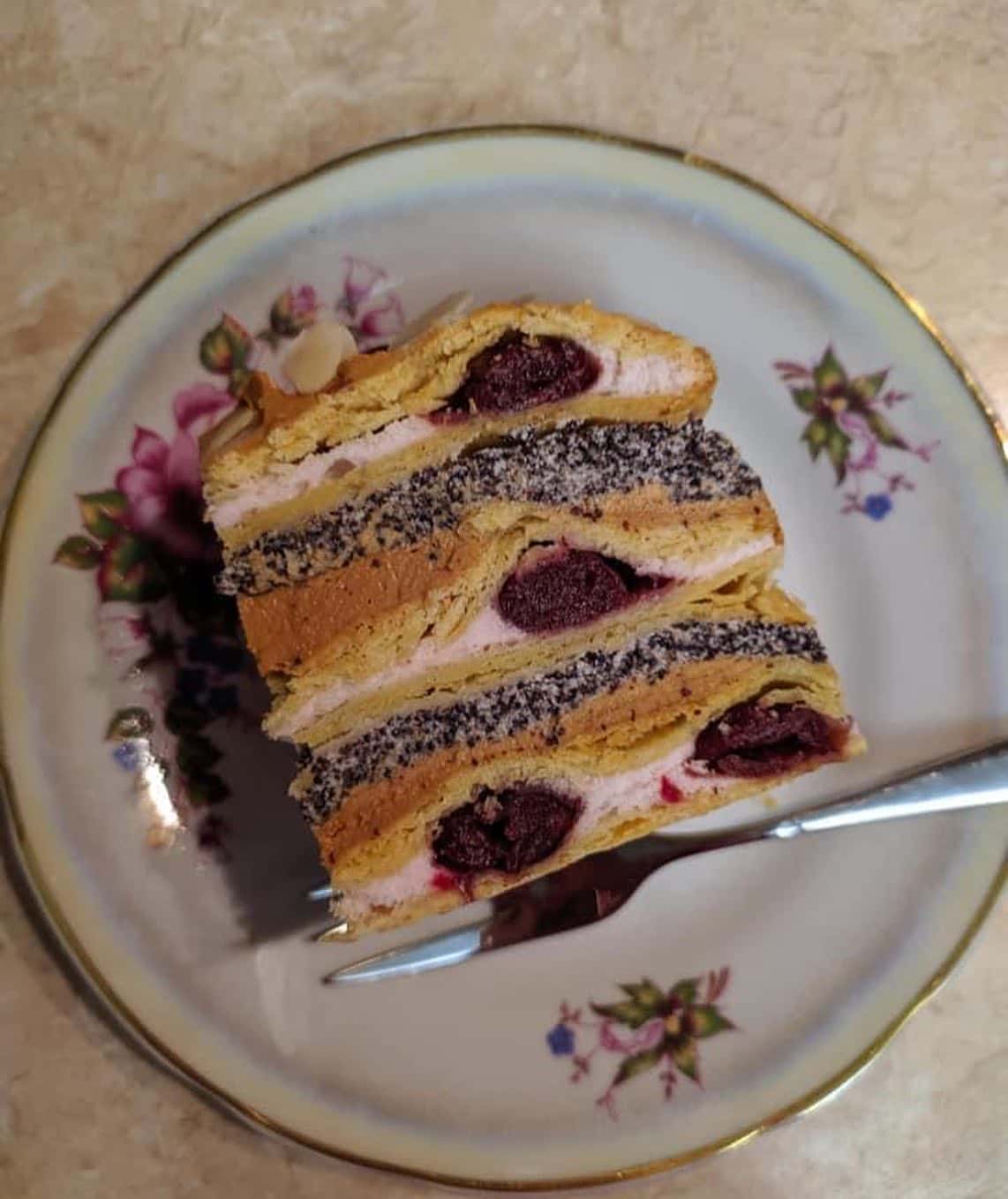 Торт "Зимова вишня" з маково-заварним кремом, кисленькими вишнями на слойонім тісті - це неймовірна смакота від української господині