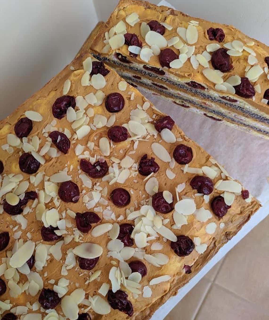 Торт "Зимова вишня" з маково-заварним кремом, кисленькими вишнями на слойонім тісті - це неймовірна смакота від української господині