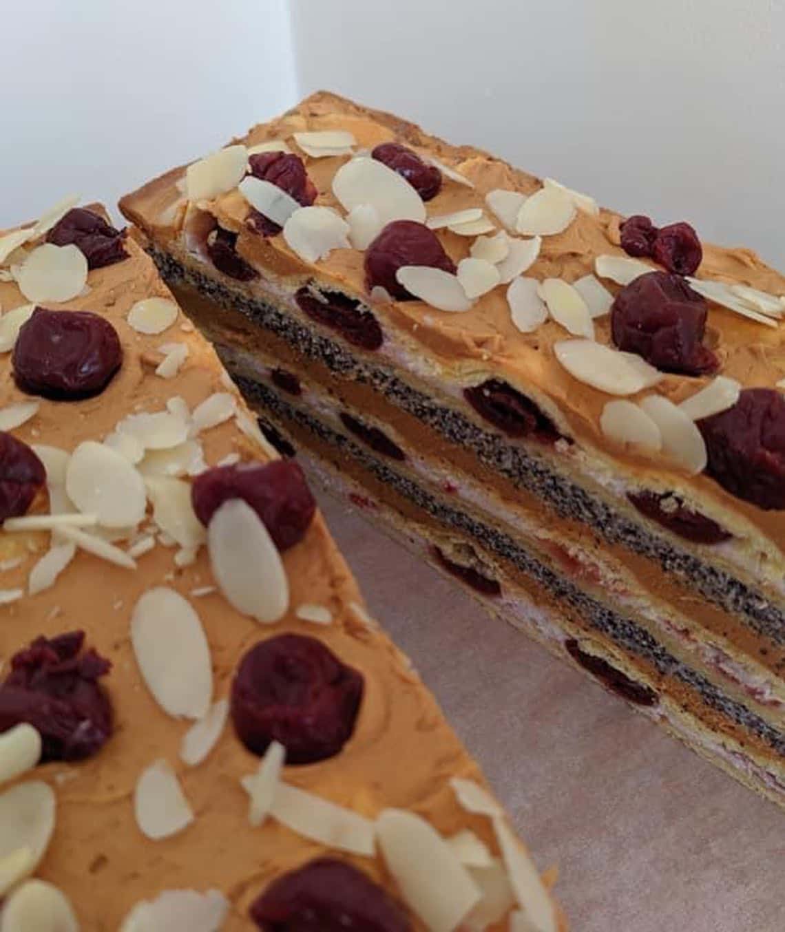 Торт "Зимова вишня" з маково-заварним кремом, кисленькими вишнями на слойонім тісті - це неймовірна смакота від української господині