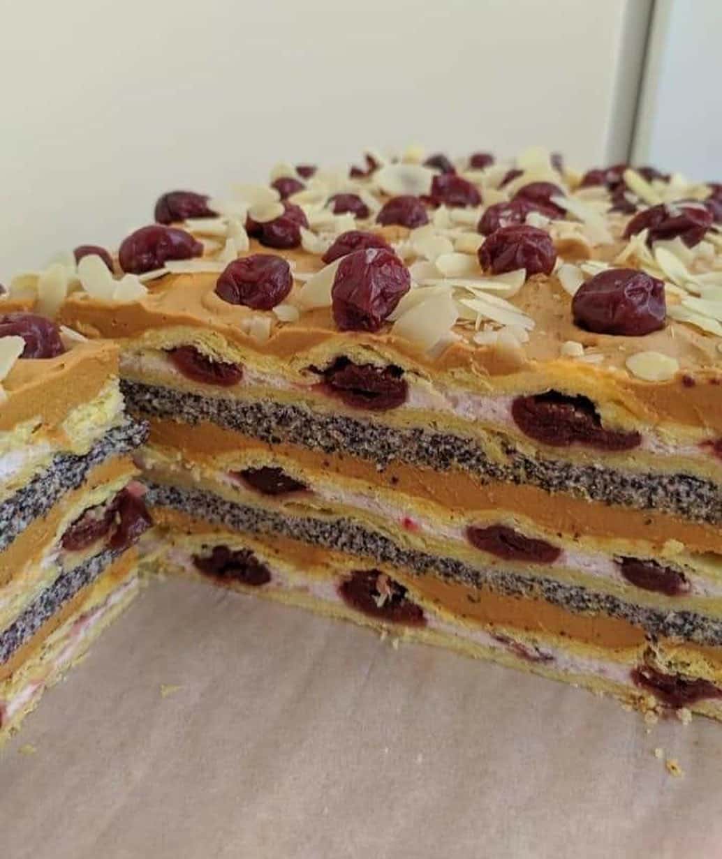 Торт "Зимова вишня" з маково-заварним кремом, кисленькими вишнями на слойонім тісті - це неймовірна смакота від української господині