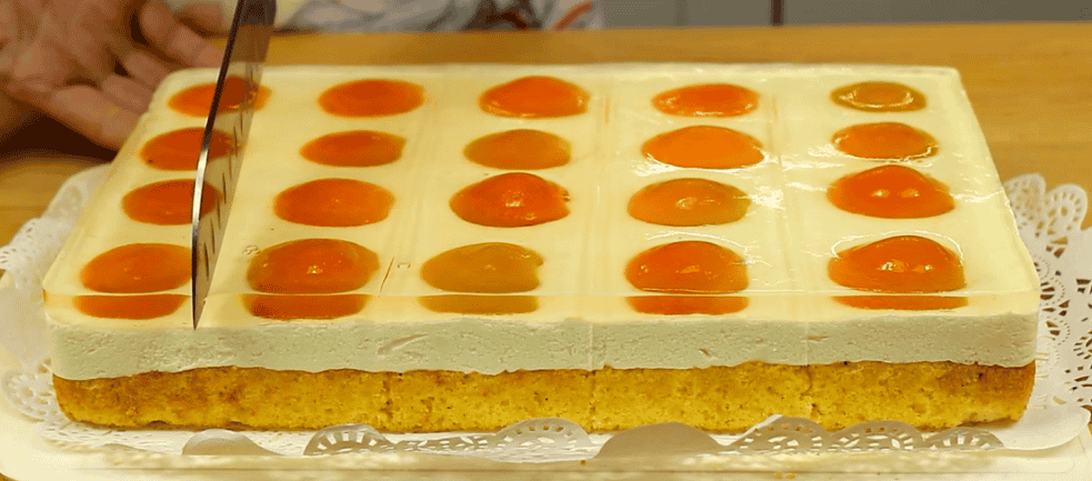 Дуже ніжні тістечка зі свіжим смаком "Яєчне очко" - цей пляцок прикрасить будь-який стіл, а готується просто і легко