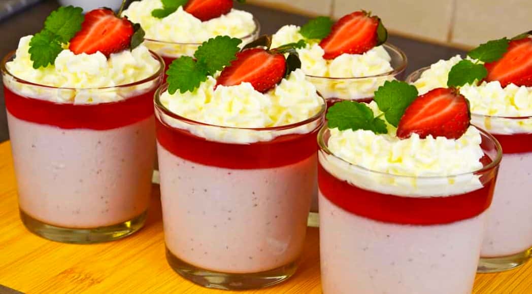 Простий та освіжаючий десерт без духовки: готую сметанно-ягідну смакоту, коли хочеться чогось легенького, швидкого і смачненького