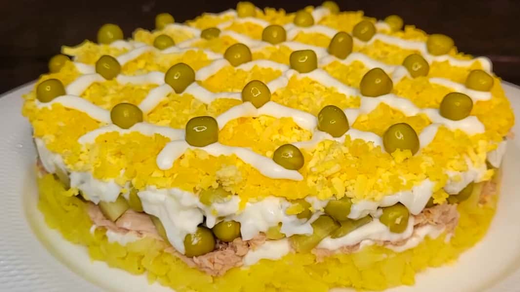 Чудовий салат "Каприз" на будь-який святковий стіл: смачний та простий салатик шарами