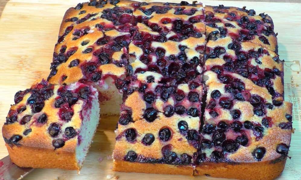 Просто висипаю ягоди в тісто і запікаю: виходить дуже смачний пиріг-манник, ягоди чи фрукти можна брати будь-які (вишню, сливу, яблука)