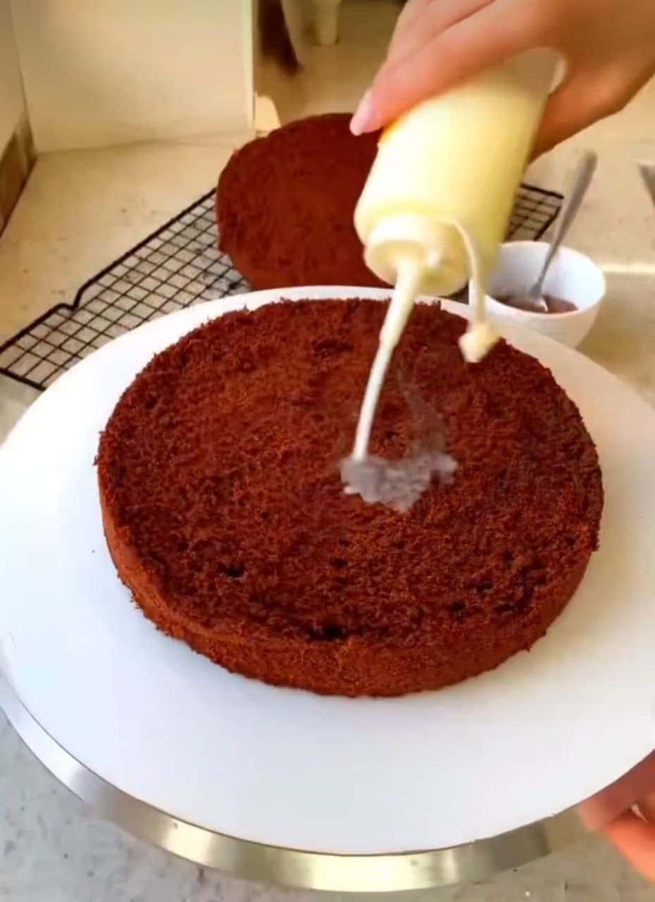 Шоколадний торт «Пряна вишня» - розкішний рецепт дуже смачного, з легкою кислинкою, не нудкого тортика на будь-яке свято (простий рецепт)