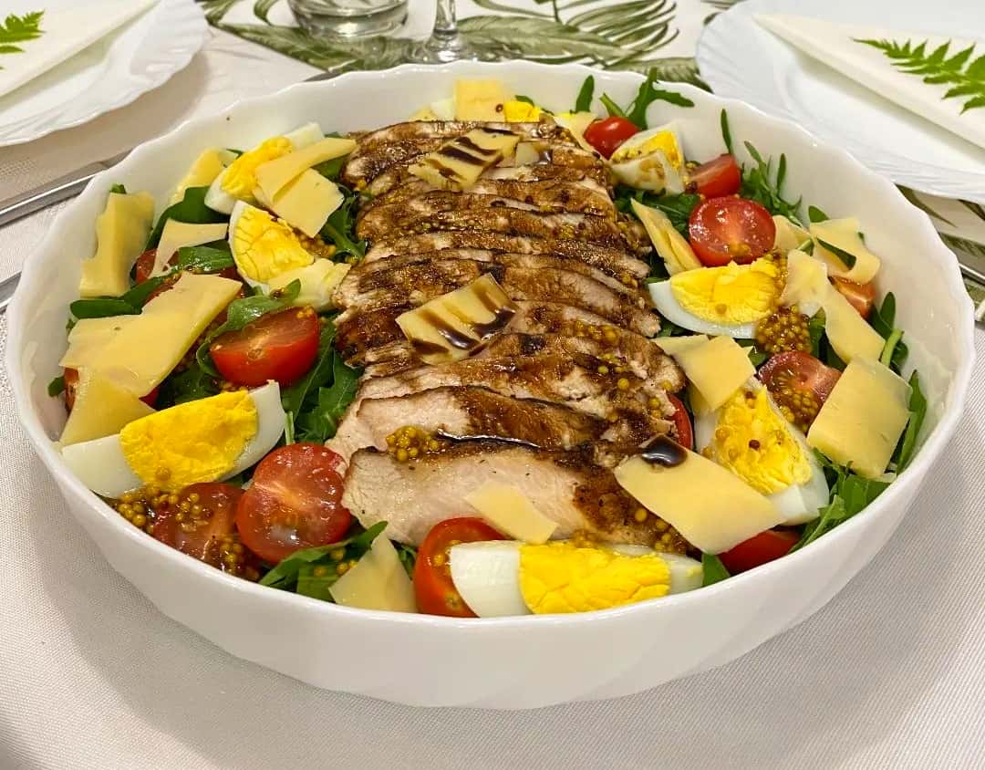 Смачний, корисний, яскравий салат із курячою грудкою: такий салатик подаю на будь-який стіл