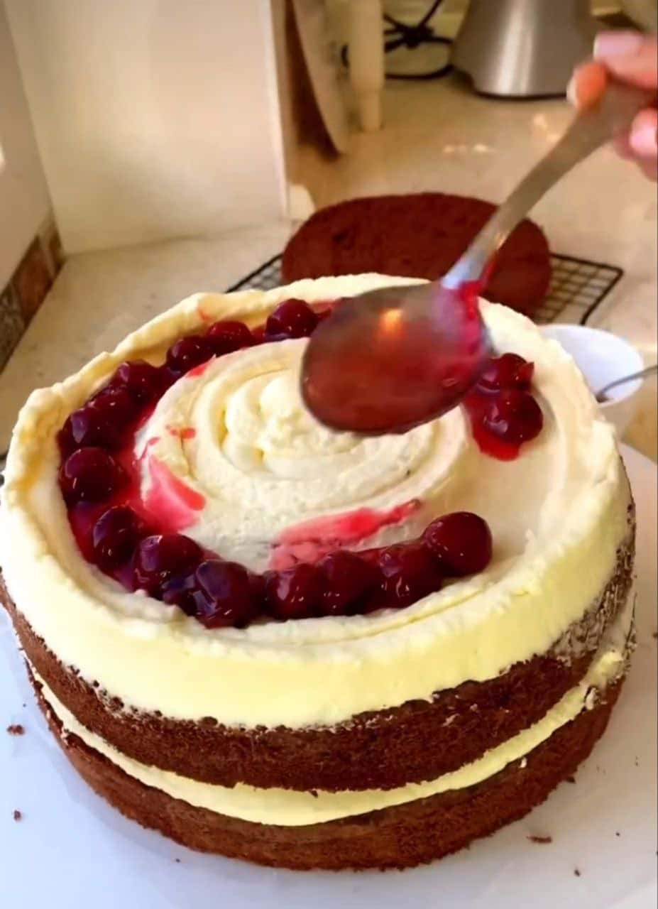 Шоколадний торт «Пряна вишня» - розкішний рецепт дуже смачного, з легкою кислинкою, не нудкого тортика на будь-яке свято (простий рецепт)