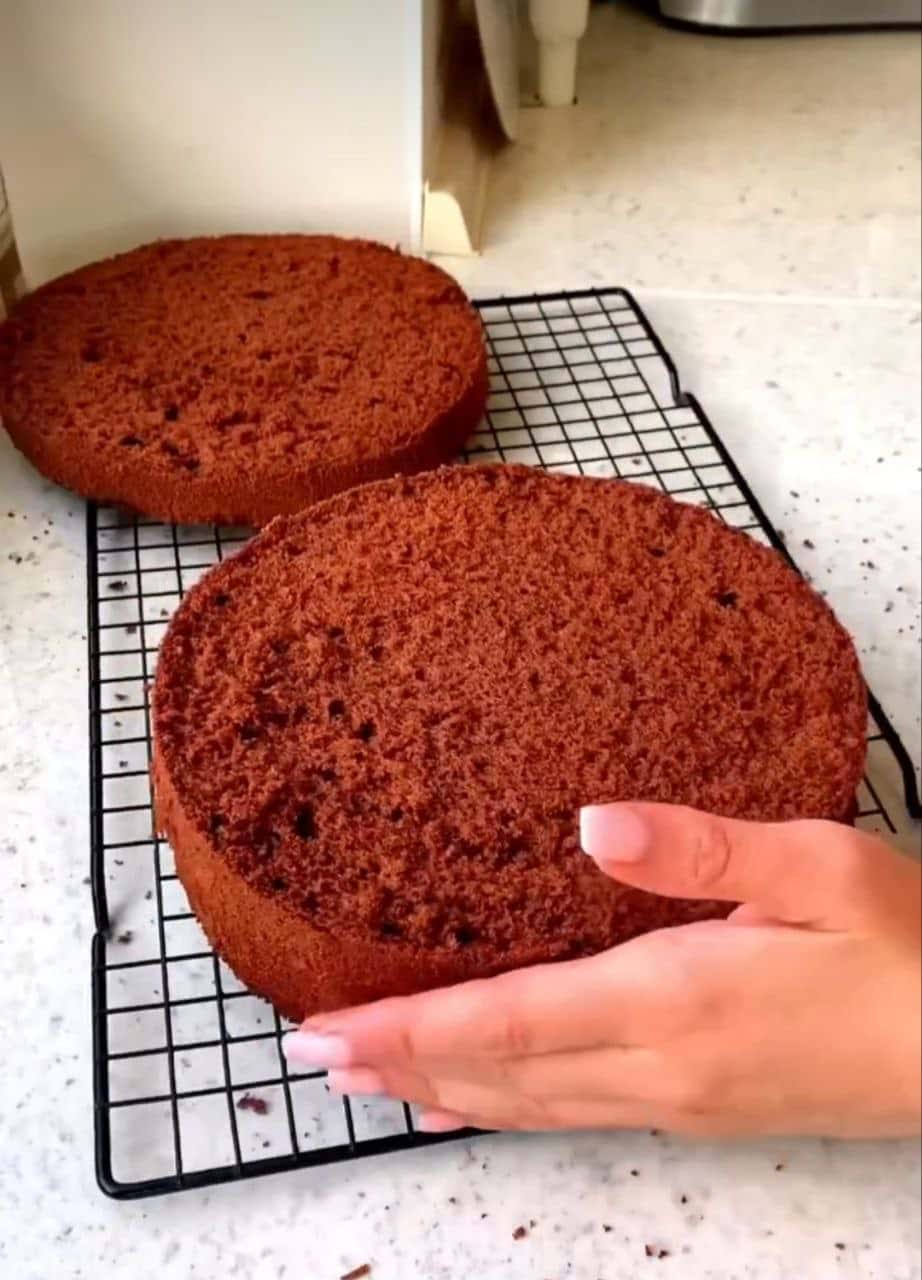 Шоколадний торт «Пряна вишня» - розкішний рецепт дуже смачного, з легкою кислинкою, не нудкого тортика на будь-яке свято (простий рецепт)