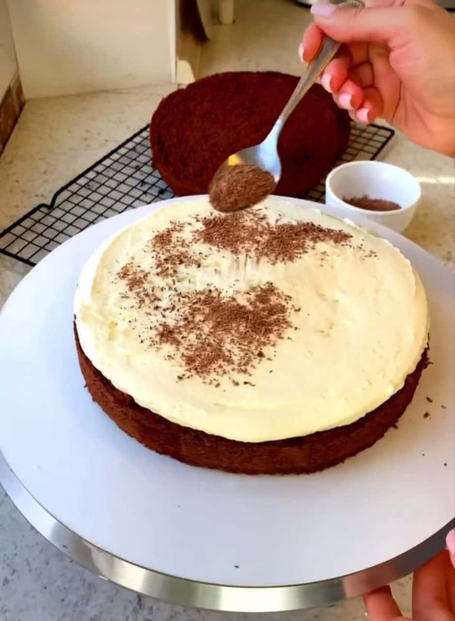 Шоколадний торт «Пряна вишня» - розкішний рецепт дуже смачного, з легкою кислинкою, не нудкого тортика на будь-яке свято (простий рецепт)