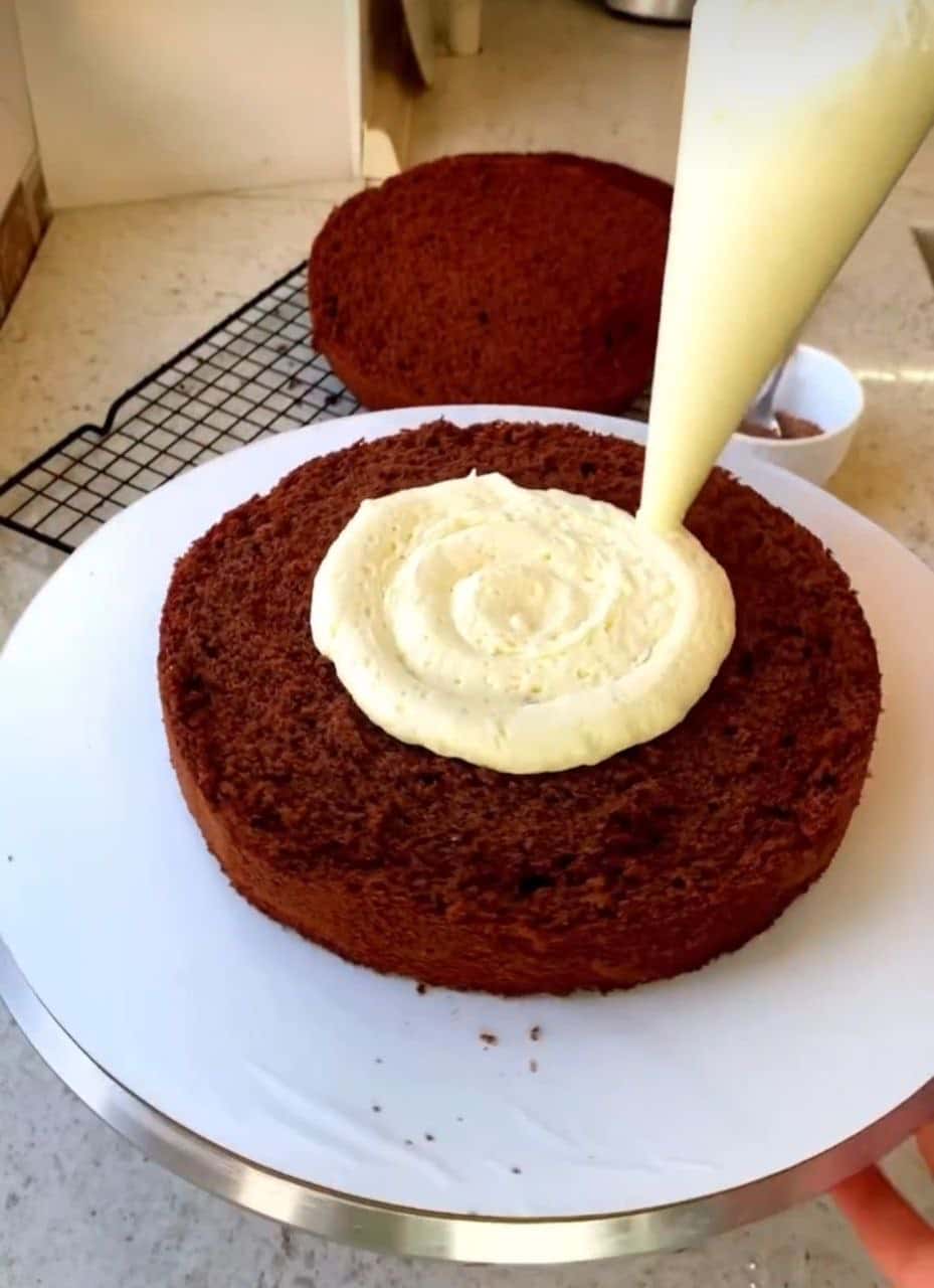Шоколадний торт «Пряна вишня» - розкішний рецепт дуже смачного, з легкою кислинкою, не нудкого тортика на будь-яке свято (простий рецепт)
