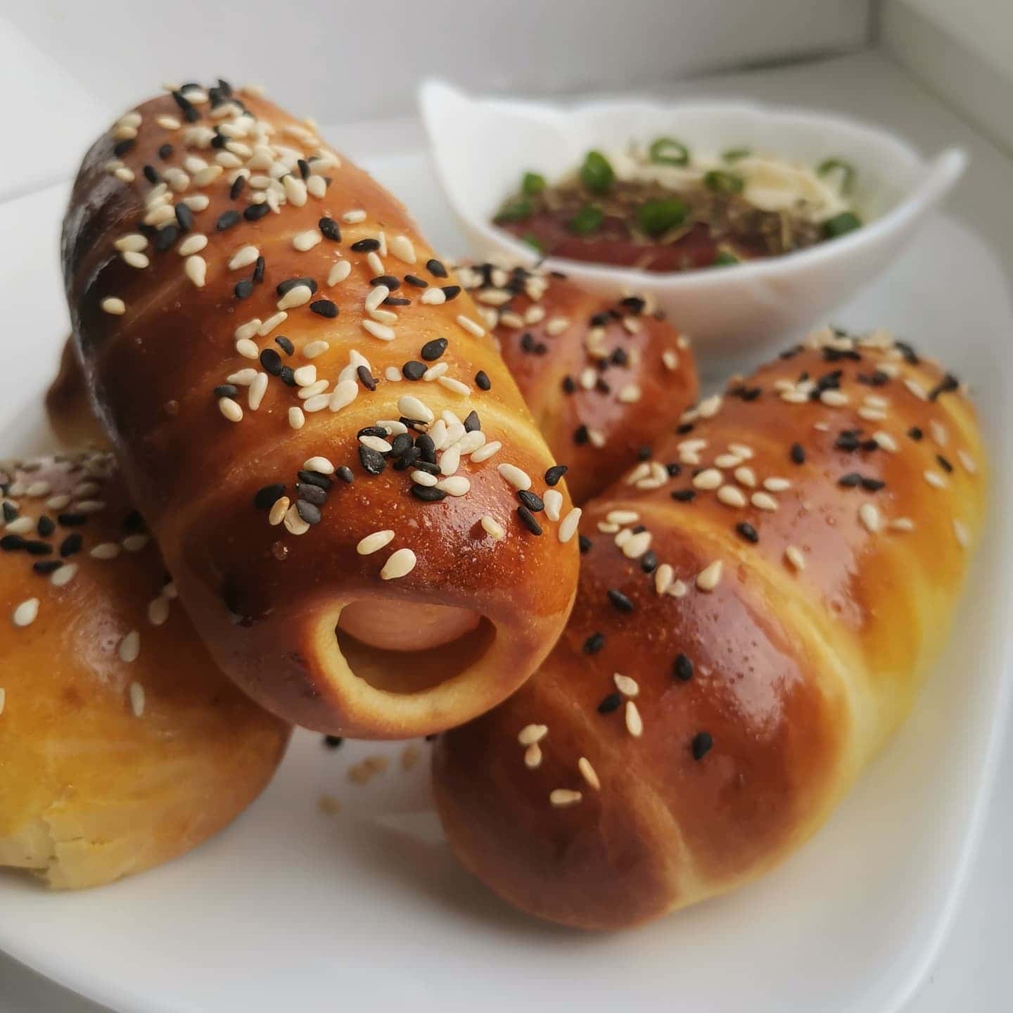 Сосиски в тісті готуємо в домашніх умовах: тісто дуже ніжне, м'якеньке виходить, а рецепт простіше-простого