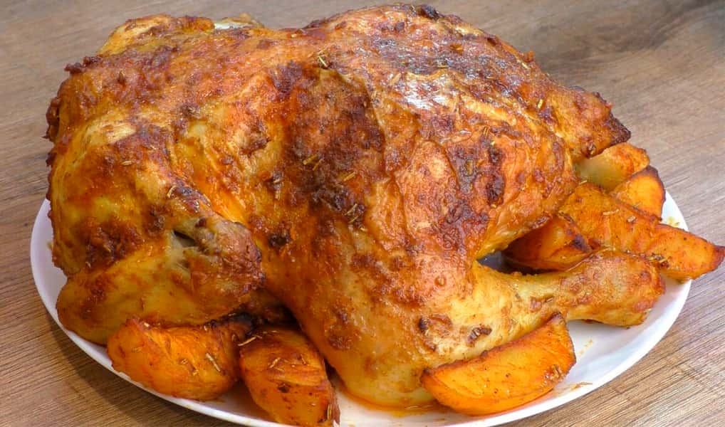 Як смачно запекти цілу курку в духовці: щоб вийшла соковита, з рум'яною скоринкою (готую і на святковий стіл)