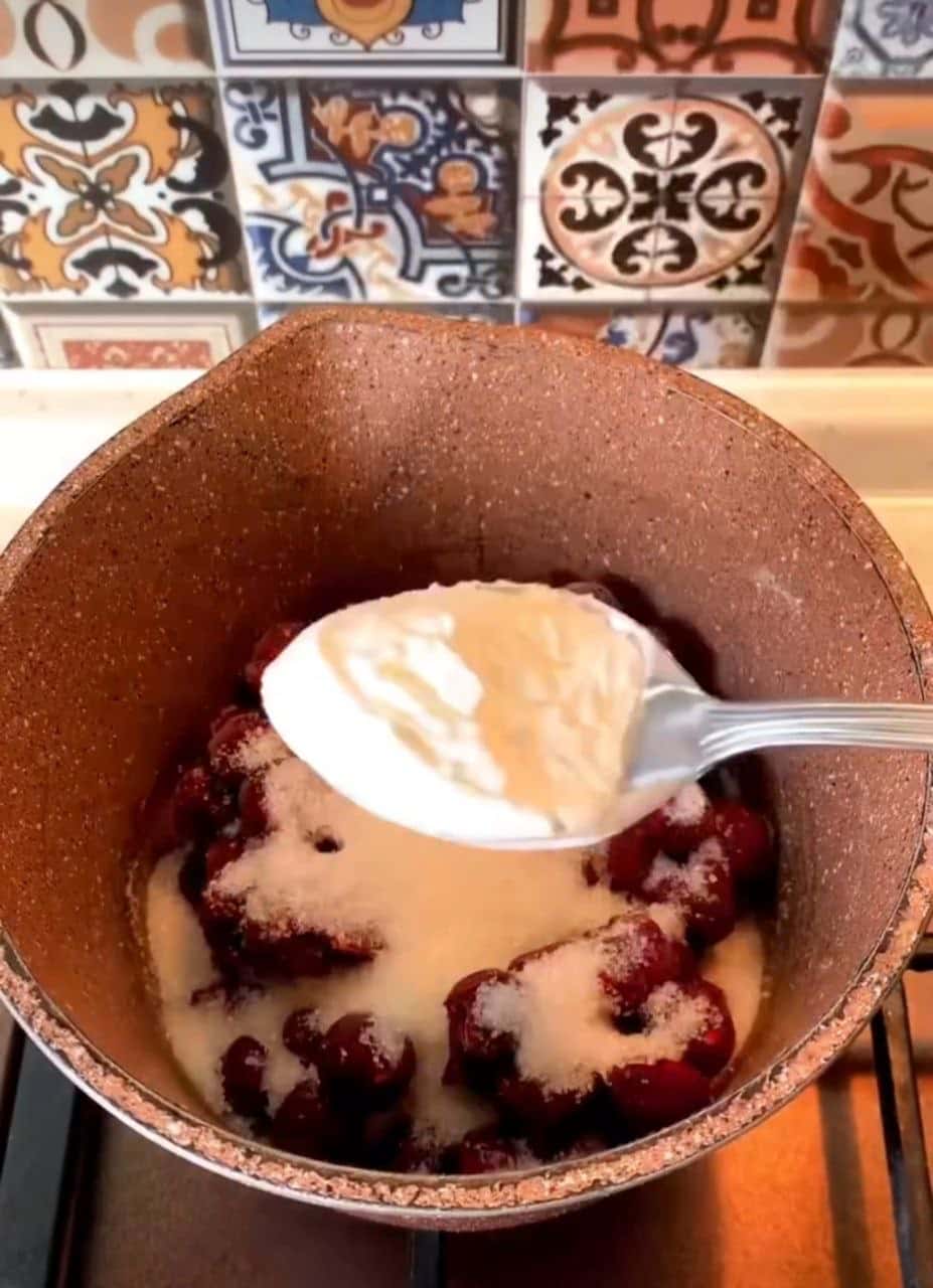 Шоколадний торт «Пряна вишня» - розкішний рецепт дуже смачного, з легкою кислинкою, не нудкого тортика на будь-яке свято (простий рецепт)