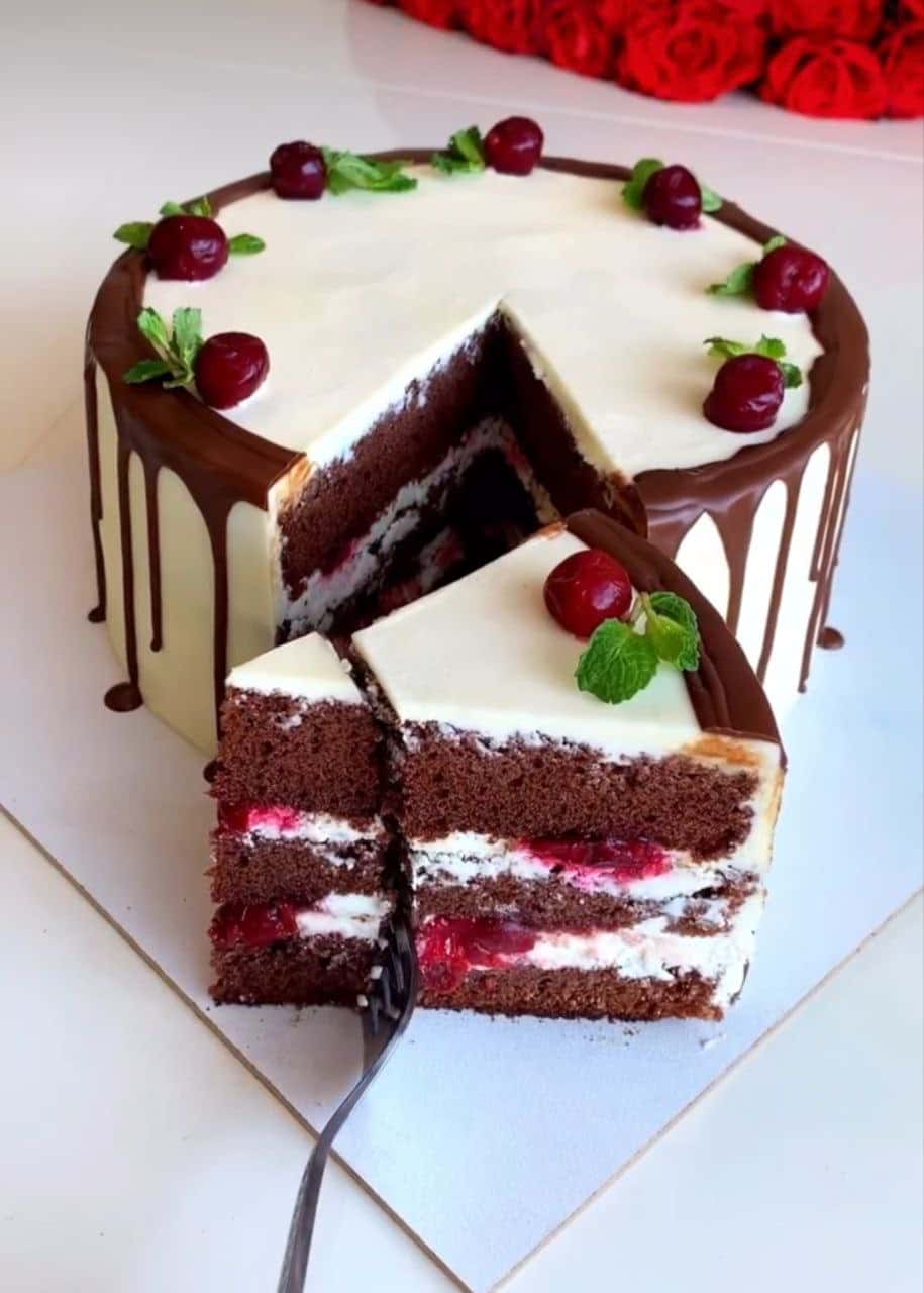Шоколадний торт «Пряна вишня» - розкішний рецепт дуже смачного, з легкою кислинкою, не нудкого тортика на будь-яке свято (простий рецепт)