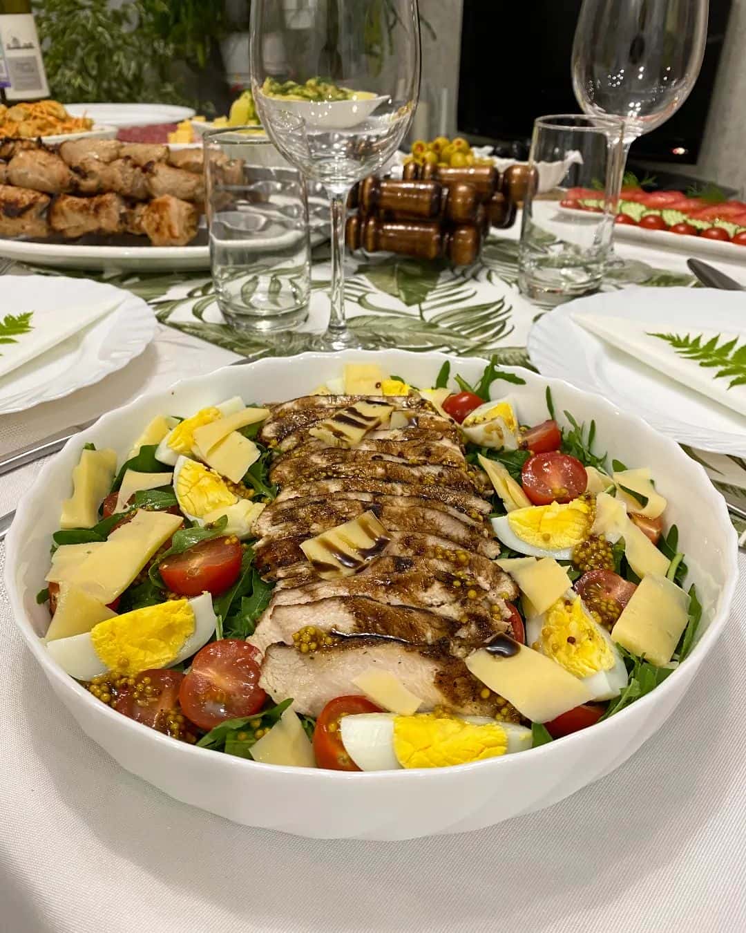 Смачний, корисний, яскравий салат із курячою грудкою: такий салатик подаю на будь-який стіл