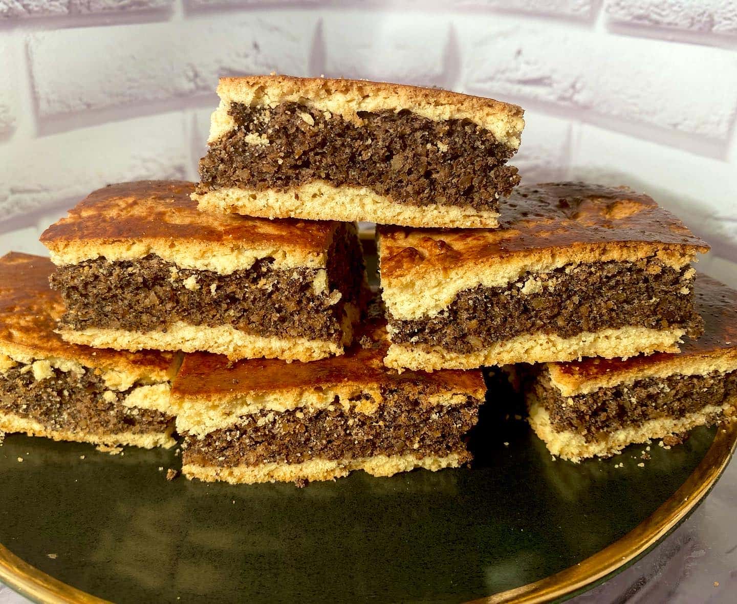 Пиріг "на швидку руку" з горішками і маком: дуже смачний та простий у приготуванні пиріг на пісочному тісті