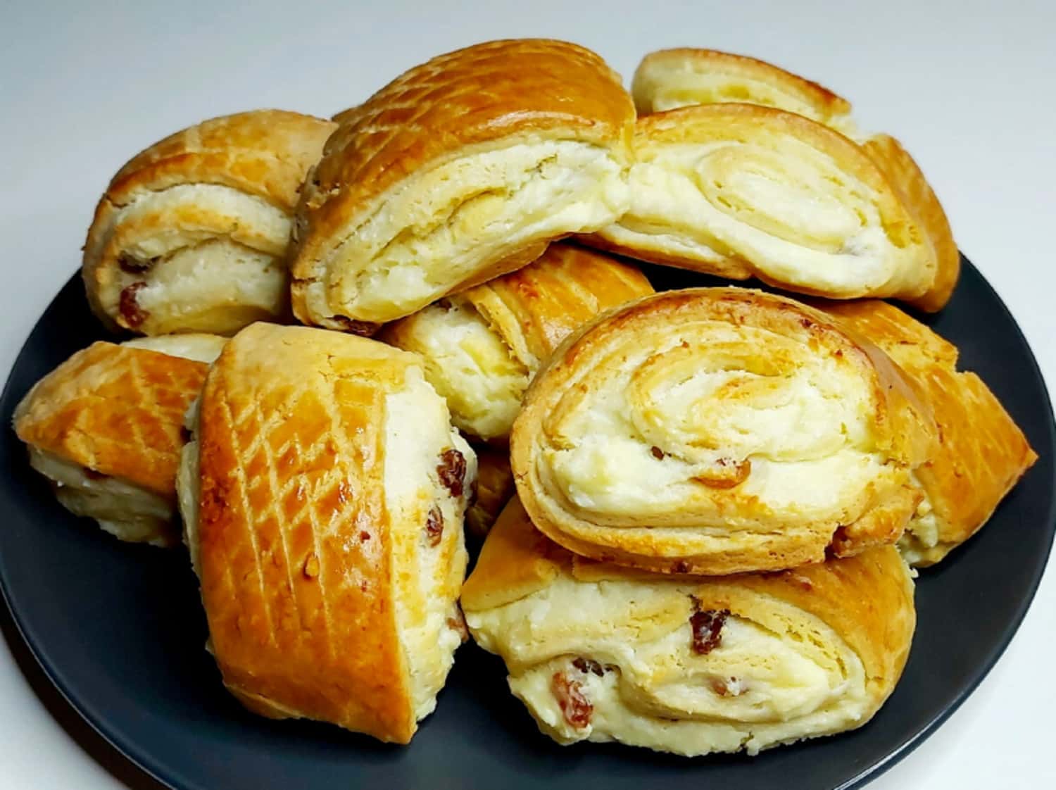 Найсмачніше домашнє печиво "Сніжок" з сирною начинкою та родзинками - рідні будуть у захваті