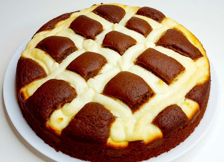 Незрівнянний шоколадний пиріг з вологою структурою тіста та ніжним сирним суфле - пальчики оближеш! Готується дуже швидко та легко