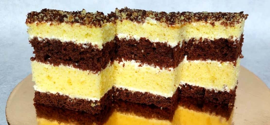 Пляцок "Сметанник" - неймовірно смачний та м'який: простенький рецепт від української господині