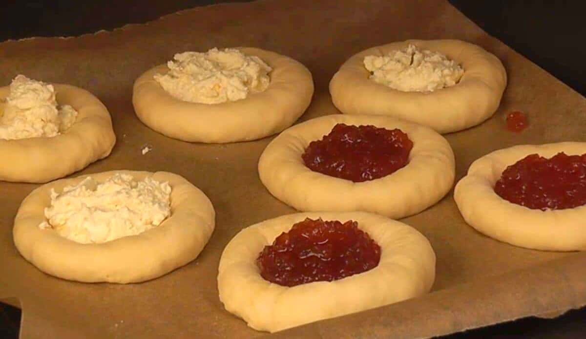 Повітряні булочки-ватрушки з сиром і джемом: найпростіша домашня випічка, яку люблять як дорослі, так і діти