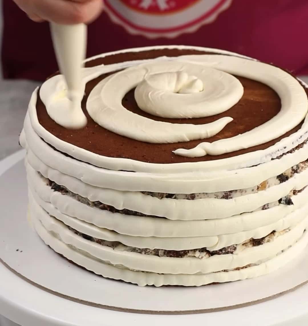 Торт "Їжа богів"  - шоколадний та маковий бісквіти, сметанно-вершковий крем, волоський горіх та чорнослив - це неймовірна смакота