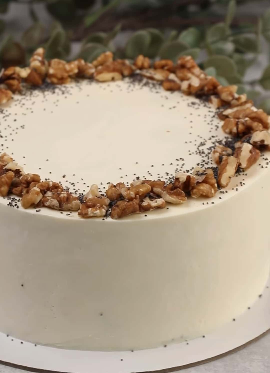 Торт "Їжа богів"  - шоколадний та маковий бісквіти, сметанно-вершковий крем, волоський горіх та чорнослив - це неймовірна смакота