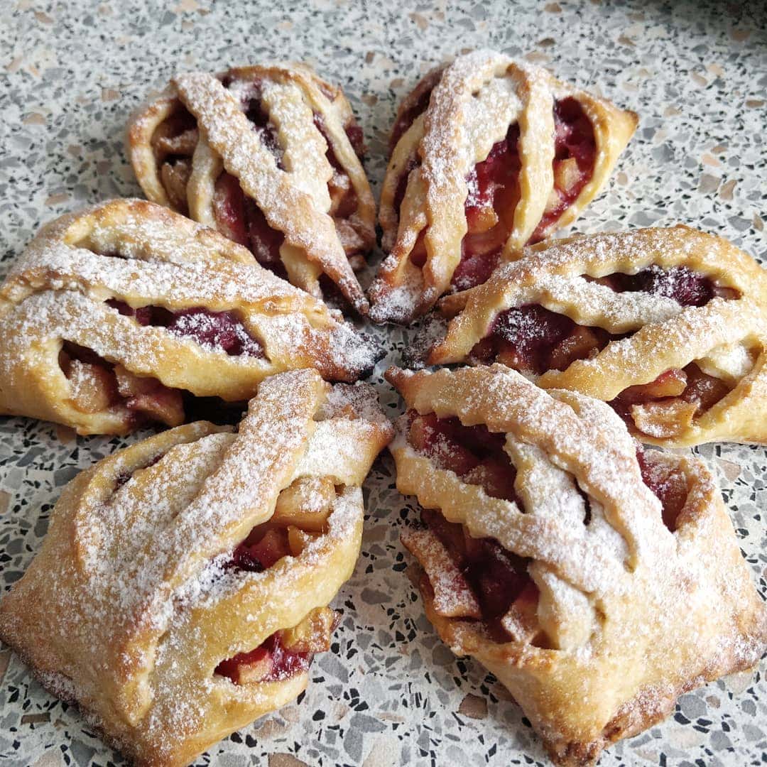 Сирні плетінки з яблуками та ягодами - ніжне і дуже смачне печиво до чаю, рецепт "на швидку руку"