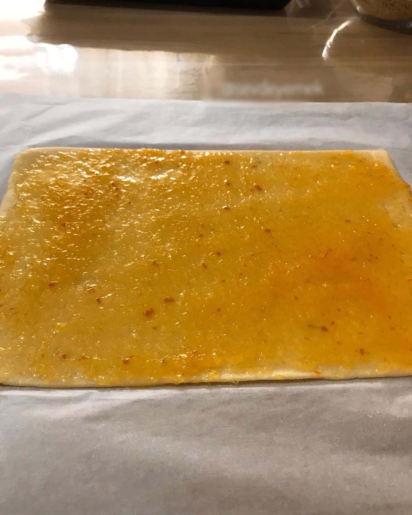 Цей торт печу одним коржем, потім нарізаю порційно і подаю до чаю: неймовірно смачна і простенька у приготуванні випічка