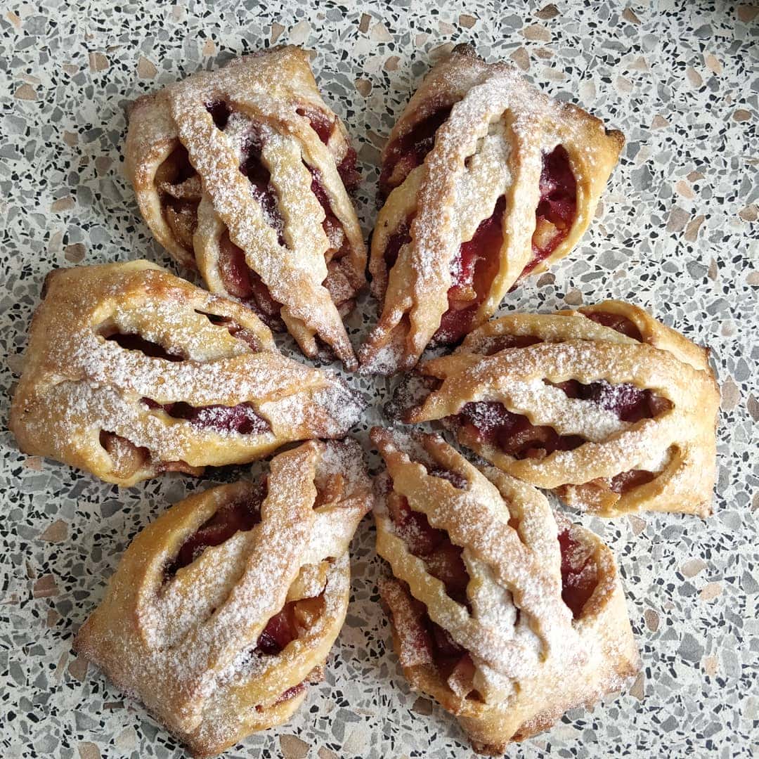 Сирні плетінки з яблуками та ягодами - ніжне і дуже смачне печиво до чаю, рецепт "на швидку руку"