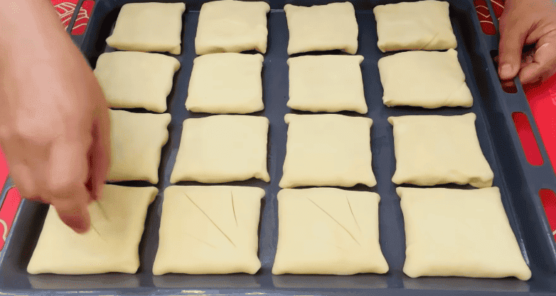 Смакота на кожен день з простих і доступних продуктів, що є в будь-якому будинку: закусочні слойоні булочки "на швидку руку"