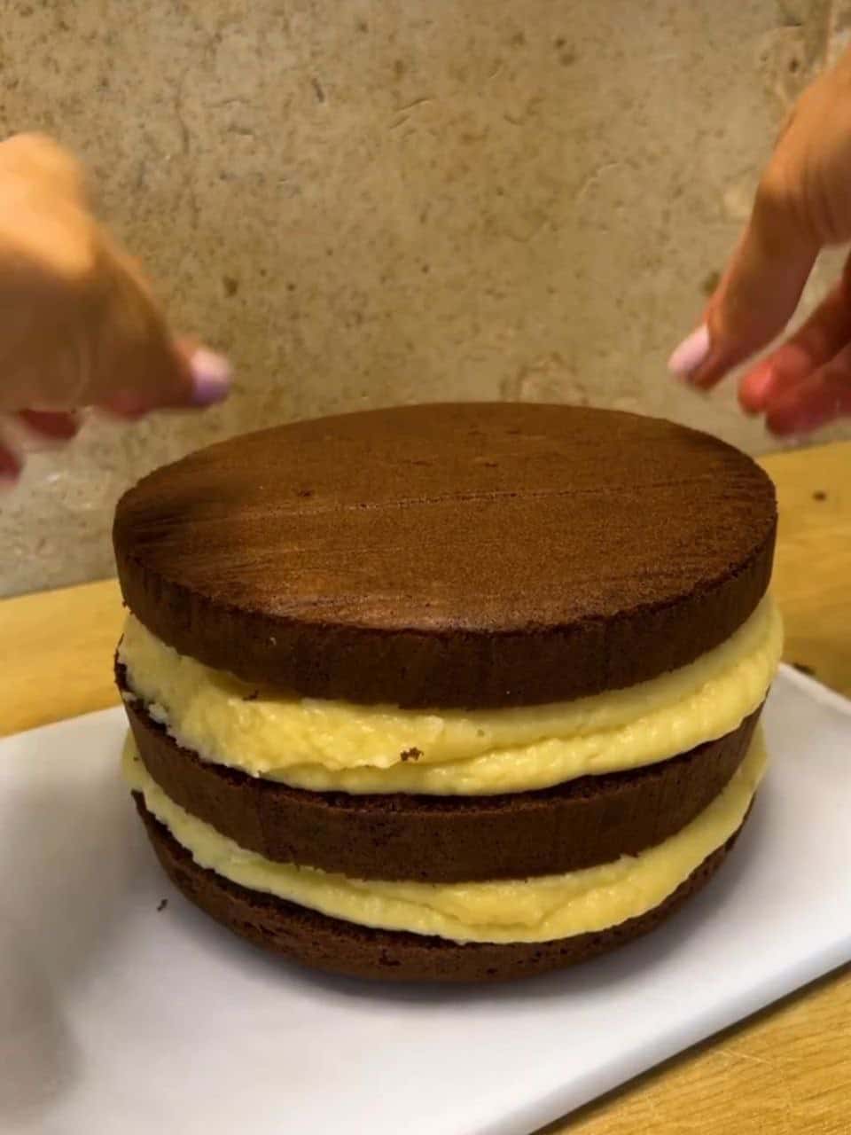 Шоколадний торт з найсмачнішим кокосовим кремом - цей рецепт повинен бути у Вашому записничку! Неймовірно смачний і ніжний тортик, з рецептом якого впорається кожен