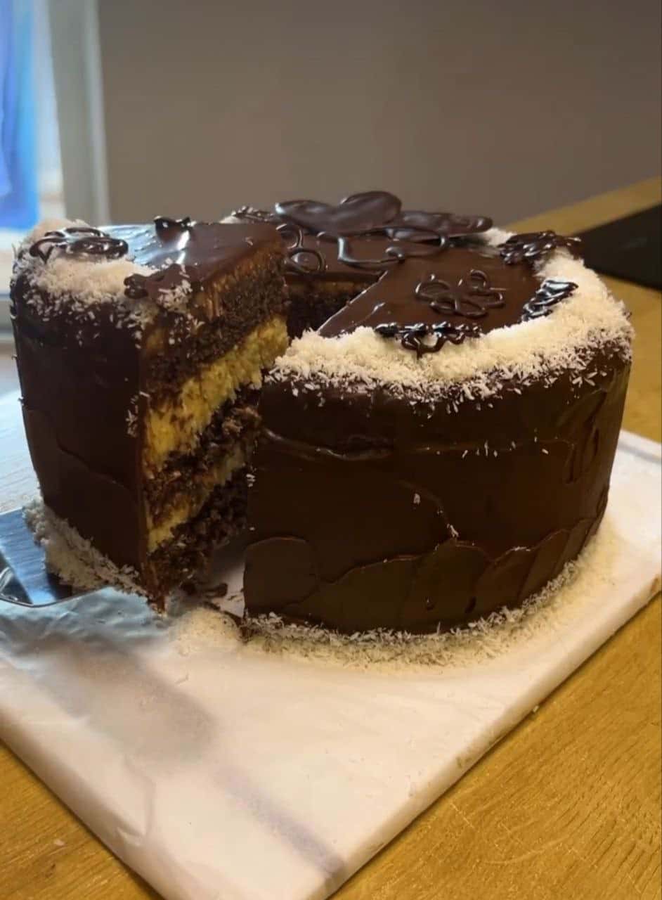 Шоколадний торт з найсмачнішим кокосовим кремом - цей рецепт повинен бути у Вашому записничку! Неймовірно смачний і ніжний тортик, з рецептом якого впорається кожен