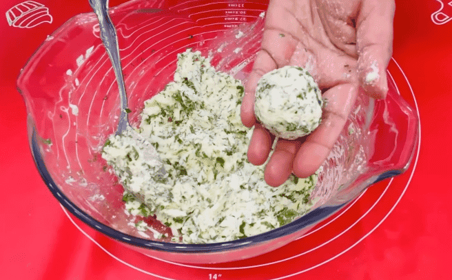 Смакота на кожен день з простих і доступних продуктів, що є в будь-якому будинку: закусочні слойоні булочки "на швидку руку"