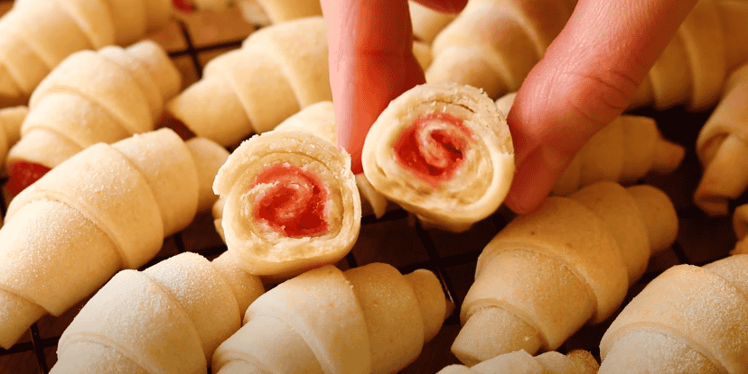 ПІСНІ рогалики на мінеральній воді - найвдаліший рецепт тіста, з яким легко працювати: буквально 5 хв. Вашого часу і "гора" смакоти на столі