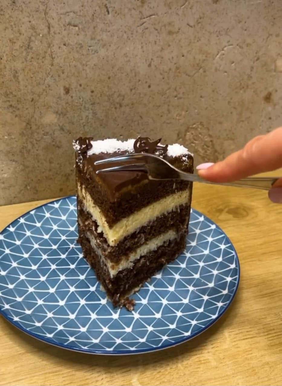 Шоколадний торт з найсмачнішим кокосовим кремом - цей рецепт повинен бути у Вашому записничку! Неймовірно смачний і ніжний тортик, з рецептом якого впорається кожен