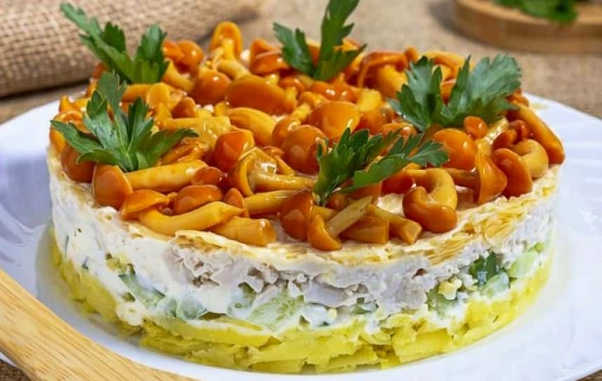 Салат шарами з куркою та грибами - мій улюблений святковий салат. Виходить він дуже ситним, смачний, хрустким і свіженьким