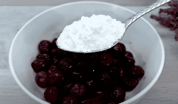 Ніхто не здогадається, як ви приготували його! Рецепт торта "Вишнева гірка" з сиром і вишнями на швидку руку