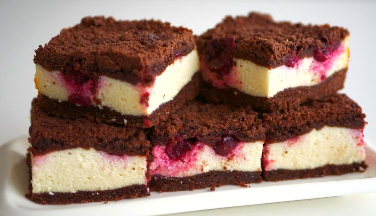 Найпростіший насипний пиріг з сиром і вишнями - хрумкий шоколадний шар, що тане в роті, відмінно доповнює сирна начинка з приємною кислинкою вишень