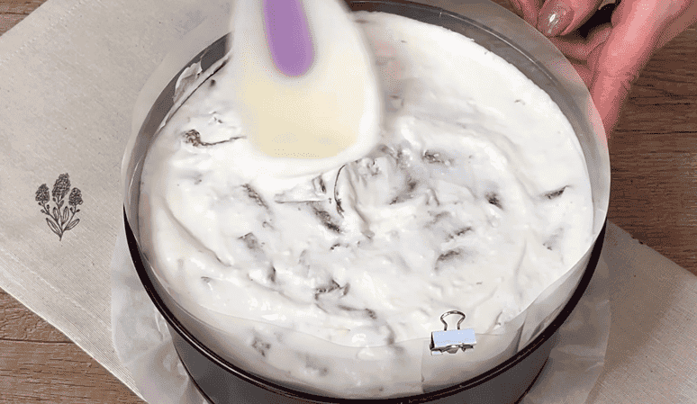 Мало хто пече такі десерти! Смачний торт із найпростіших інгредієнтів: ніжні млинці, що тануть в роті, в поєднанні з шоколадом, вишнею і ніжним кремом - ідеально